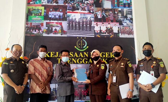 Usai Disita, 55 Bundel Berkas Barang Bukti Dikembalikan Kejari Trenggalek ke Pemdes Pandean Usai Disita, 55 Bundel Berkas Barang Bukti Dikembalikan Kejari Trenggalek ke Pemdes Pandean