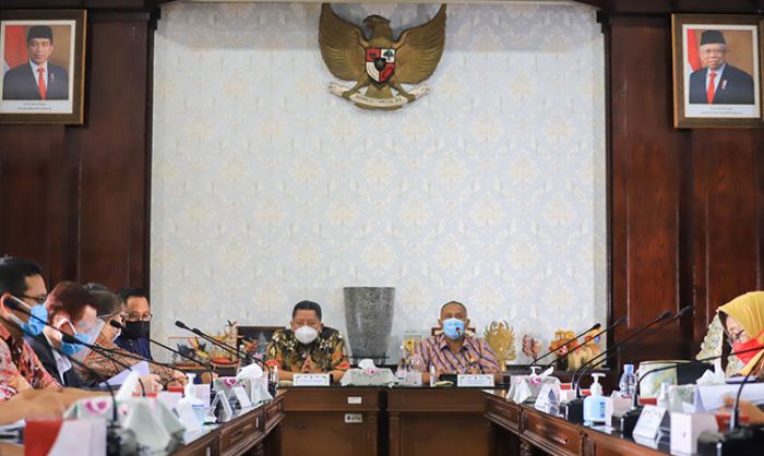 Plt. Wali Kota Whisnu Pastikan Homebase Persebaya Tetap di Surabaya, Asalkan ... Plt. Wali Kota Whisnu Pastikan Homebase Persebaya Tetap di Surabaya, Asalkan ...