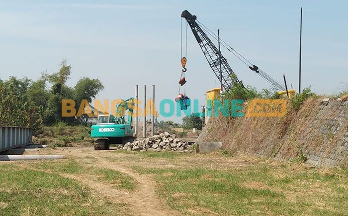 DPUTR Gresik Pastikan Pembangunan Jembatan Kacangan Rampung Akhir Tahun ini DPUTR Gresik Pastikan Pembangunan Jembatan Kacangan Rampung Akhir Tahun ini