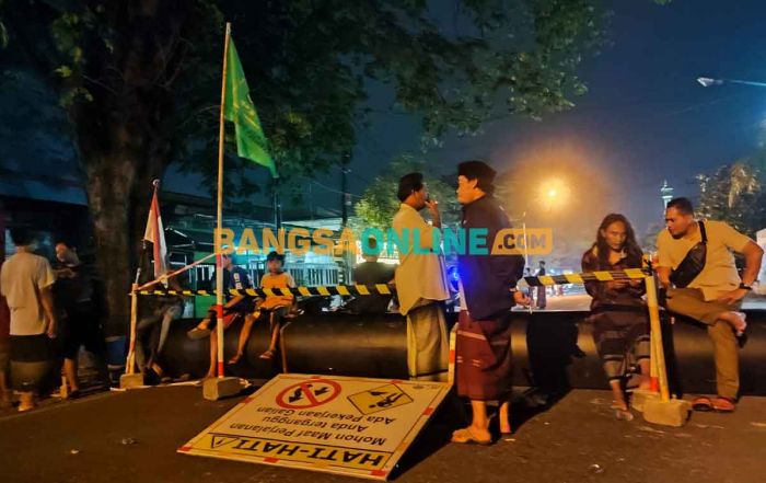 Jalan Rusak Dampak Proyek Penanaman Pipa Air Telan Korban, Warga Pongangan Gresik Blokade Jalan Jalan Rusak Dampak Proyek Penanaman Pipa Air Telan Korban, Warga Pongangan Gresik Blokade Jalan