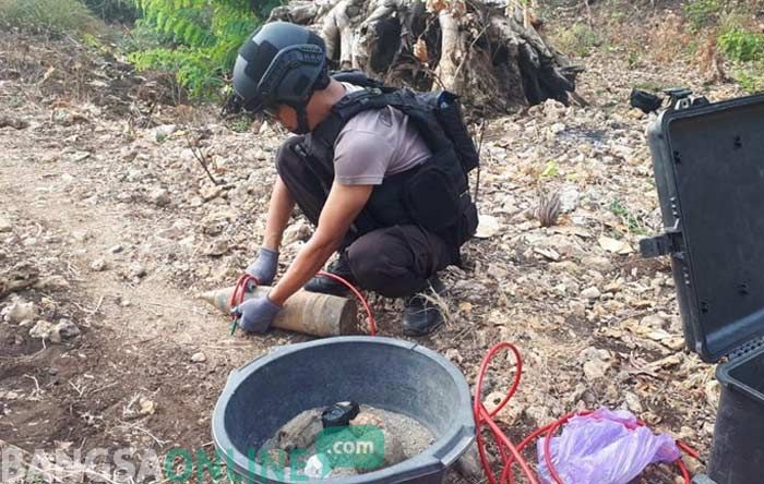 Gegana Polda Jatim Musnahkan Mortir dan Granat yang Ditemukan di Bojonegoro Gegana Polda Jatim Musnahkan Mortir dan Granat yang Ditemukan di Bojonegoro