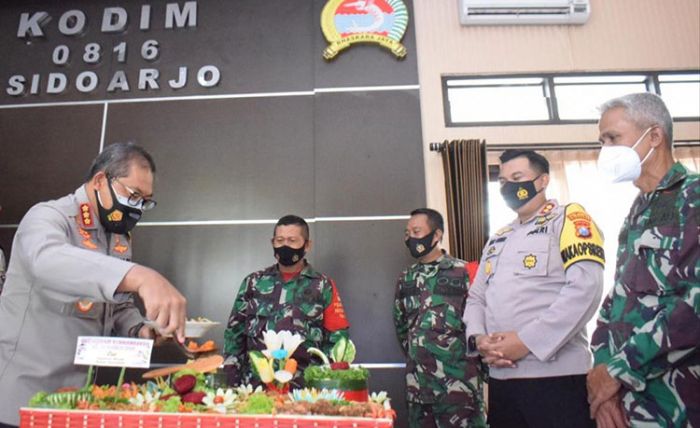 Soliditas TNI-Polri, Polresta Sidoarjo Beri Kejutan Kodim 0816 di HUT ke-72 Kodam V Brawijaya Soliditas TNI-Polri, Polresta Sidoarjo Beri Kejutan Kodim 0816 di HUT ke-72 Kodam V Brawijaya