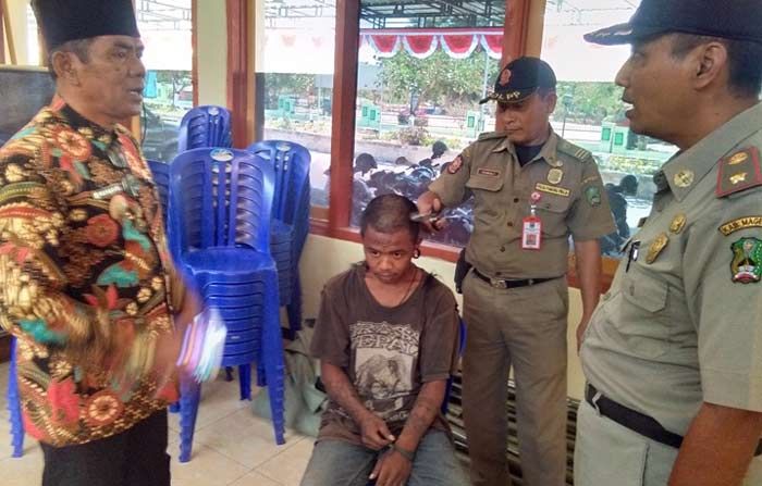 Razia Anak Punk di Terminal Maospati, Satpol PP Hanya Berhasil Tangkap 1 Orang Razia Anak Punk di Terminal Maospati, Satpol PP Hanya Berhasil Tangkap 1 Orang