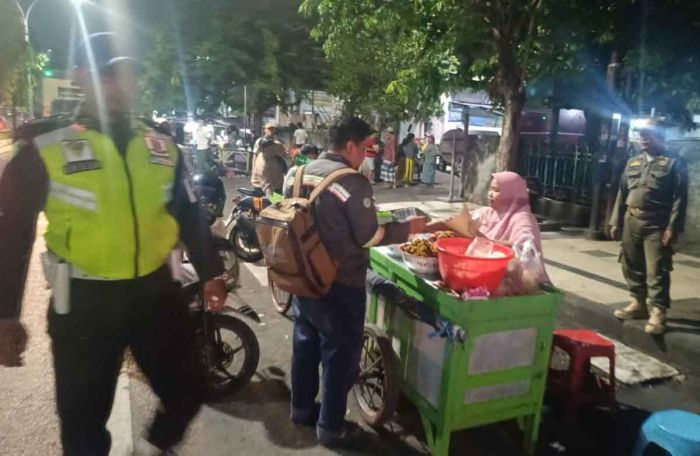 Petugas Gabungan Tertibkan Parkir Liar dan Pedagang di Areal Pasar Baru Gresik Petugas Gabungan Tertibkan Parkir Liar dan Pedagang di Areal Pasar Baru Gresik