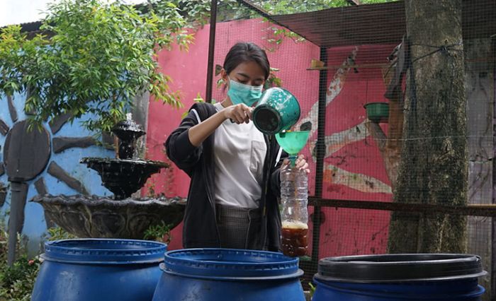 Temukan Cairan Penetral Bau Sampah, Mahasiswi ini Raih Penghargaan dari Bupati Sidoarjo