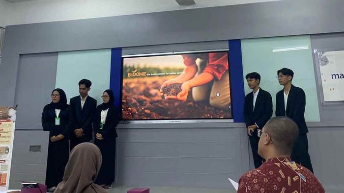 Inovasikan Pupuk Hemat dan Ramah Lingkungan, Tim Mahasiswa ITS Raih Juara 3 di Ajang CPDC Inovasikan Pupuk Hemat dan Ramah Lingkungan, Tim Mahasiswa ITS Raih Juara 3 di Ajang CPDC