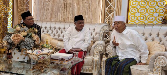 Sowan Kiai Asep, Ketua PKS Jatim Sempat Bahas Pilkada Jatim dan Mojokerto Sowan Kiai Asep, Ketua PKS Jatim Sempat Bahas Pilkada Jatim dan Mojokerto