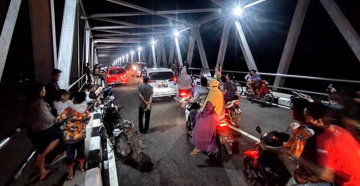 Usai Diresmikan Gubernur Jatim, Ratusan Warga Padati Jembatan TBT Hingga Larut Malam Usai Diresmikan Gubernur Jatim, Ratusan Warga Padati Jembatan TBT Hingga Larut Malam