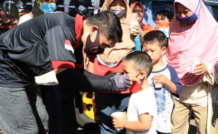 Sambil Gowes Kapolres Pasuruan Sosialisasi dan Bagikan Masker Sambil Gowes Kapolres Pasuruan Sosialisasi dan Bagikan Masker