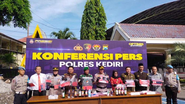 Polres Kediri Musnahkan 1.080 Liter Arak Jawa dan 1.332 Botol Miras Polres Kediri Musnahkan 1.080 Liter Arak Jawa dan 1.332 Botol Miras