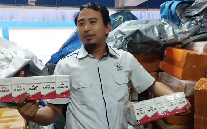 Bea Cukai Madura Amankan 1 Mobil Boks Berisi Rokok Ilegal Melalui Ekspedisi JNT Cargo
