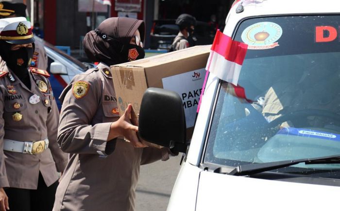 Peduli Driver Ambulans, Satlantas Polres Batu Bagikan Sembako Peduli Driver Ambulans, Satlantas Polres Batu Bagikan Sembako