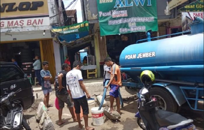 Pipa Sambungan Putus, PDAM Jember Distribusi Air Bersih untuk 150 Rumah Pipa Sambungan Putus, PDAM Jember Distribusi Air Bersih untuk 150 Rumah