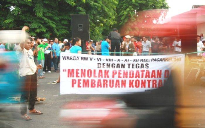 PT KAI Eksekusi Pengosongan Rumah, Warga Siap Melawan PT KAI Eksekusi Pengosongan Rumah, Warga Siap Melawan