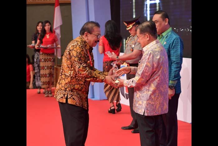 Pakde Karwo Raih Dua Penghargaan Top 40 Inovasi Pelayanan Publik Tahun 2018 dari Wapres RI