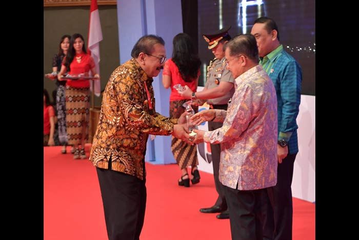Pakde Karwo Raih Dua Penghargaan Top 40 Inovasi Pelayanan Publik Tahun 2018 dari Wapres RI Pakde Karwo Raih Dua Penghargaan Top 40 Inovasi Pelayanan Publik Tahun 2018 dari Wapres RI