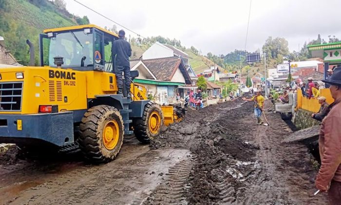 Diterjang Banjir Disertai Lumpur, Jalan di Desa Ranupani Sempat Lumpuh Diterjang Banjir Disertai Lumpur, Jalan di Desa Ranupani Sempat Lumpuh