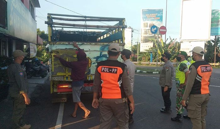 Petugas Gabungan Gelar Penyekatan Hewan Ternak di Simpang Tiga Mengkreng Kediri Petugas Gabungan Gelar Penyekatan Hewan Ternak di Simpang Tiga Mengkreng Kediri