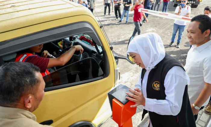 Gubernur Khofifah Apresiasi Pembayaran Pajak Pasir Berbasis Digital di Lumajang Gubernur Khofifah Apresiasi Pembayaran Pajak Pasir Berbasis Digital di Lumajang