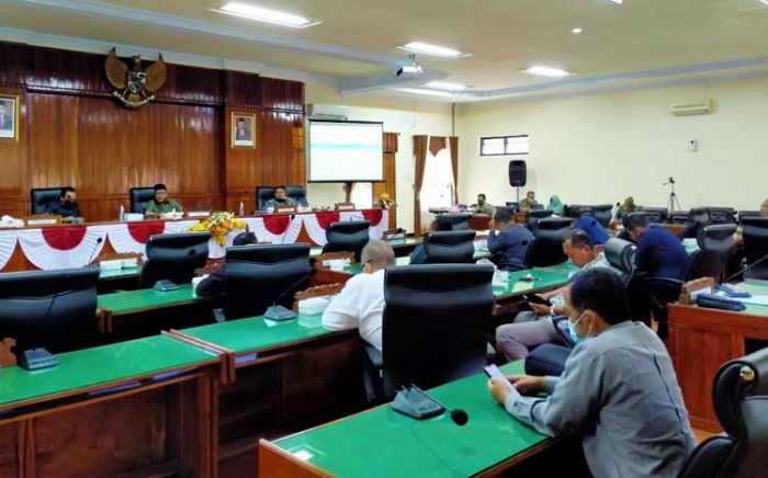 DPRD Trenggalek Gelar Paripurna Pandangan Umum Fraksi-Fraksi atas Raperda P-APBD 2020 DPRD Trenggalek Gelar Paripurna Pandangan Umum Fraksi-Fraksi atas Raperda P-APBD 2020