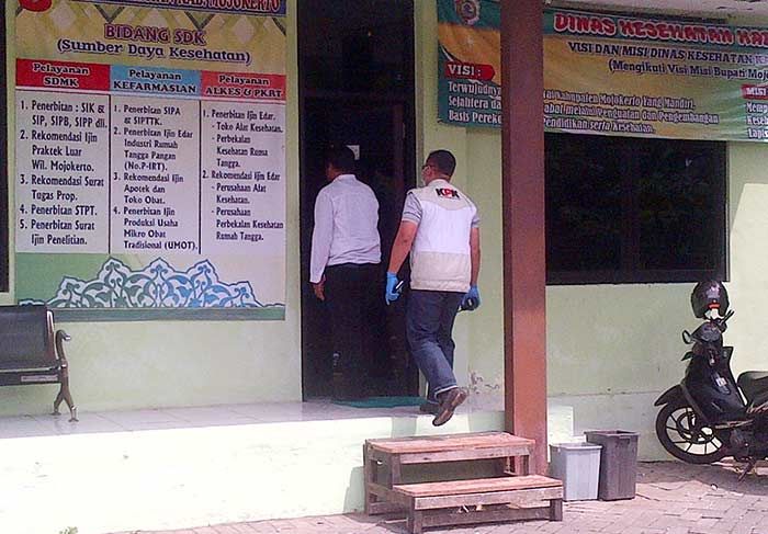 Giliran Kantor Perizinan dan Dinkes Mojokerto Digeledah KPK Giliran Kantor Perizinan dan Dinkes Mojokerto Digeledah KPK