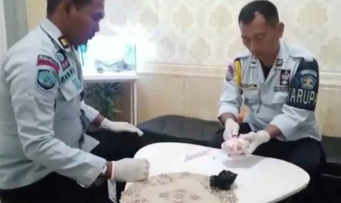 Petugas Lapas Kediri Gagalkan Penyelundupan Paket Berisi Pil Dobel L dan Sabu-Sabu Petugas Lapas Kediri Gagalkan Penyelundupan Paket Berisi Pil Dobel L dan Sabu-Sabu