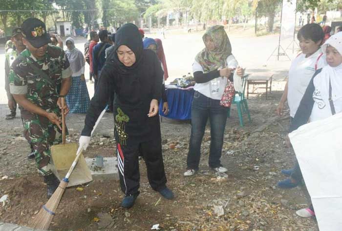 300 Komunitas Warga Kediri Punguti Sampah di Goa Selomangleng 300 Komunitas Warga Kediri Punguti Sampah di Goa Selomangleng