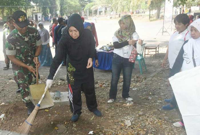 300 Komunitas Warga Kediri Punguti Sampah di Goa Selomangleng