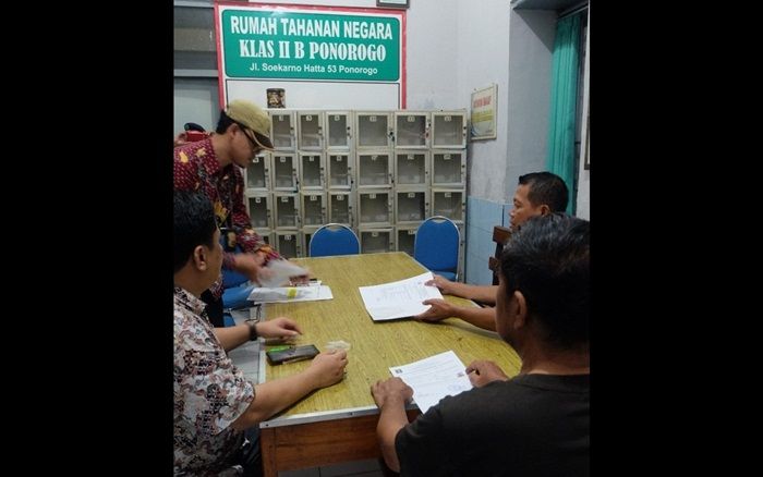 Lunasi Utang Pajaknya, Pengusaha Minuman Asal Madiun Akhirnya Dilepas dari Rutan Ponorogo Lunasi Utang Pajaknya, Pengusaha Minuman Asal Madiun Akhirnya Dilepas dari Rutan Ponorogo