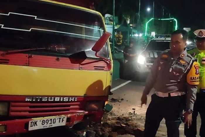 Diduga Mabuk Sopir Truk Fuso Tabrak Pagar Masjid Ikon di Banyuwangi, 3 Motor Rusak Parah Diduga Mabuk Sopir Truk Fuso Tabrak Pagar Masjid Ikon di Banyuwangi, 3 Motor Rusak Parah