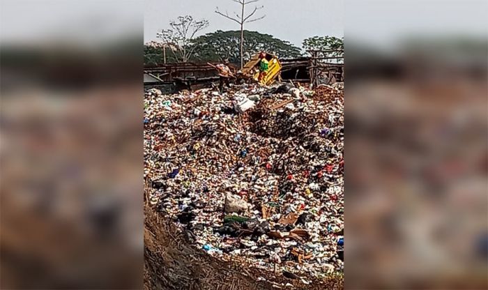 ​Warga Perum Grand Family Keluhkan Bau Sampah Menyengat dan Lalat Hijau dari TPA Lowokdoro