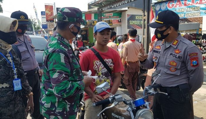 Tak Pakai Masker, Sejumlah Warga di Jombang Dihukum Baca Pancasila