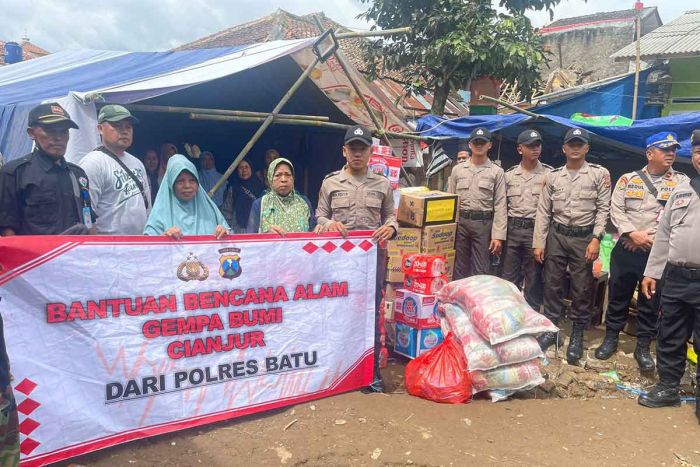 Salurkan Bantuan Kepada Korban Gempa, Kapolres Batu: Duka Cianjur Duka Seluruh Rakyat Indonesia