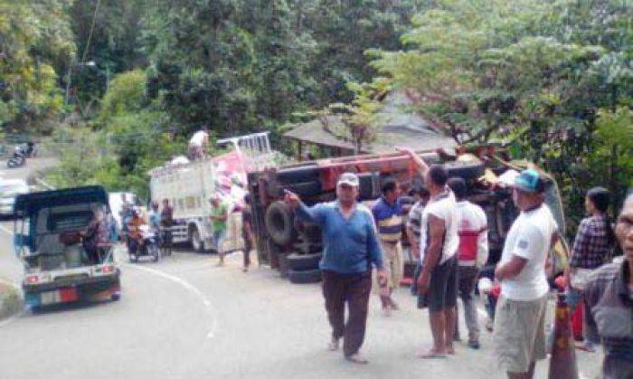 Tabrakan di Desa Sedeng, Dua Truk Terguling Tabrakan di Desa Sedeng, Dua Truk Terguling