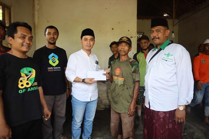 Rogoh Kocek Pribadi, Wakil Bupati Mojokerto Beri Bantuan untuk Anggota Banser Rogoh Kocek Pribadi, Wakil Bupati Mojokerto Beri Bantuan untuk Anggota Banser