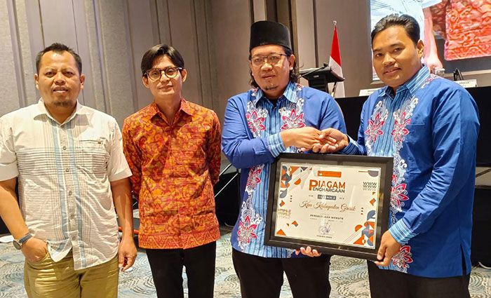 KPU Gresik Sabet 2 Penghargaan dari KPU Jatim KPU Gresik Sabet 2 Penghargaan dari KPU Jatim