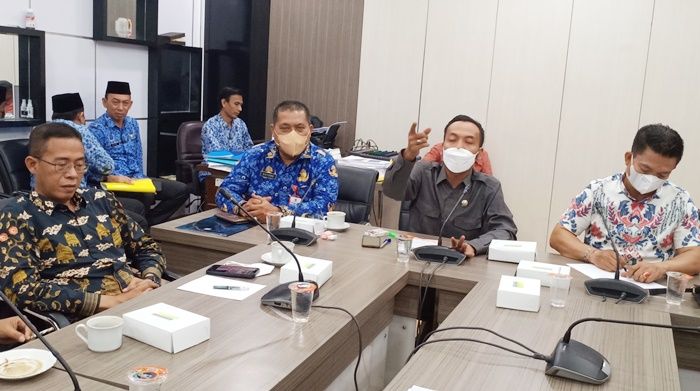 Komisi I DPRD Gresik Rekomendasikan Inspektorat Tangani Tarikan Atribut PDU Pelantikan Kades Komisi I DPRD Gresik Rekomendasikan Inspektorat Tangani Tarikan Atribut PDU Pelantikan Kades