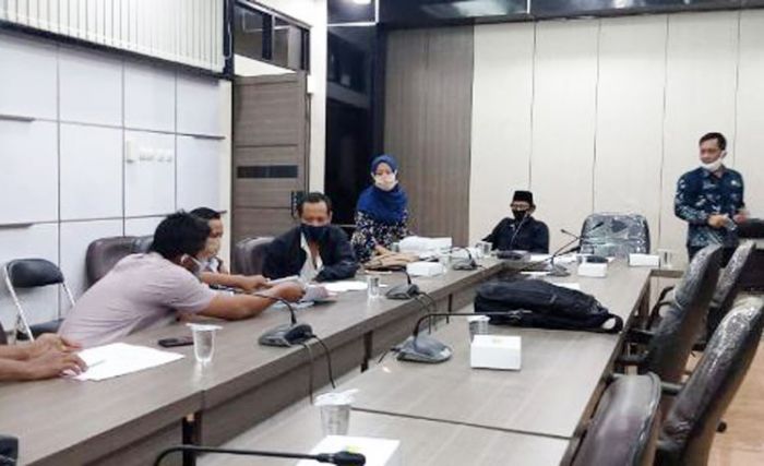 LSM Genpatra Adukan Pelayanan PDAM Giri Tirta ke DPRD Gresik LSM Genpatra Adukan Pelayanan PDAM Giri Tirta ke DPRD Gresik