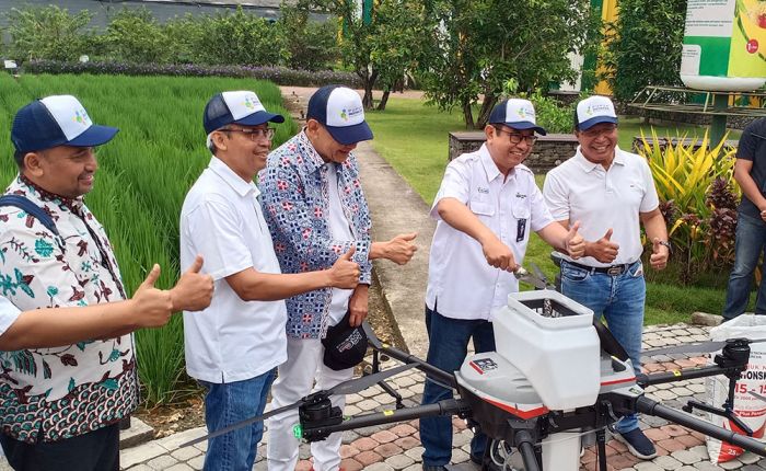 Petrokmia Gresik Sukses Uji Coba Pemupukan Tanaman Padi dengan Drone Petrokmia Gresik Sukses Uji Coba Pemupukan Tanaman Padi dengan Drone