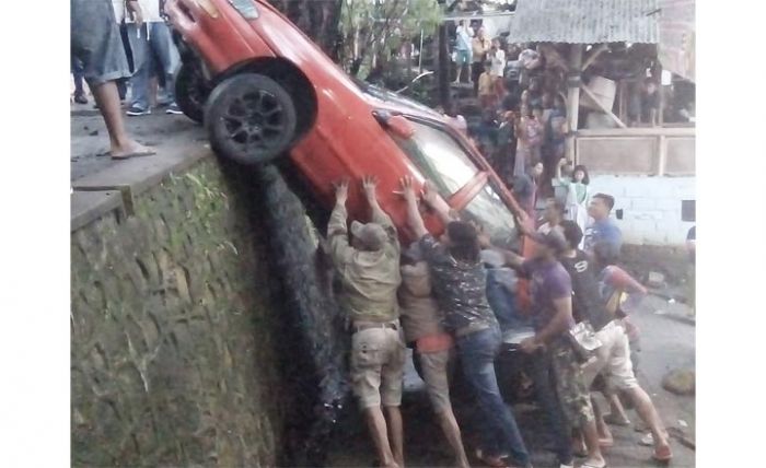 Dicuci di Carwash, Sedan ini Terjun ke Jalan Kampung, Pemilik Minta Ganti Rugi