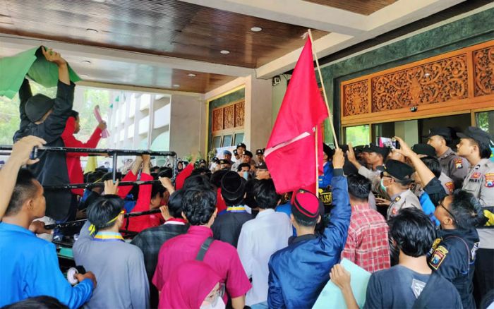 Aksi Saling Dorong dan Penyegelan Pintu Masuk Warnai Demo Mahasiswa di Kantor Pemkab Bangkalan Aksi Saling Dorong dan Penyegelan Pintu Masuk Warnai Demo Mahasiswa di Kantor Pemkab Bangkalan