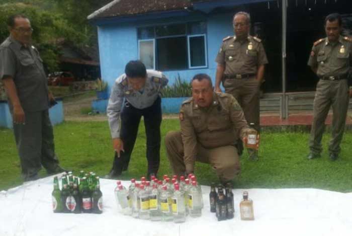 Satpol PP Trenggalek Musnahkan Puluhan Botol Miras