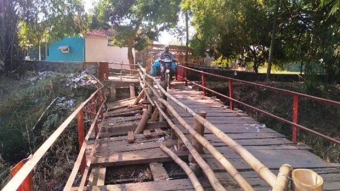 Jembatan Penghubung Dua Desa Perbatasan Pasuruan dan Probolinggo Ambruk