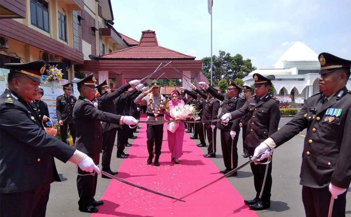 Pisah Sambut Kapolres Pasuruan, AKBP Bayu Pratama Gubunagi Dilepas dengan Pedang Pora