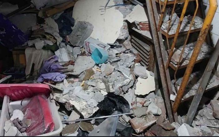 Rumah di Dupak Timur Surabaya Roboh, Ibu dan Anak Terjebak