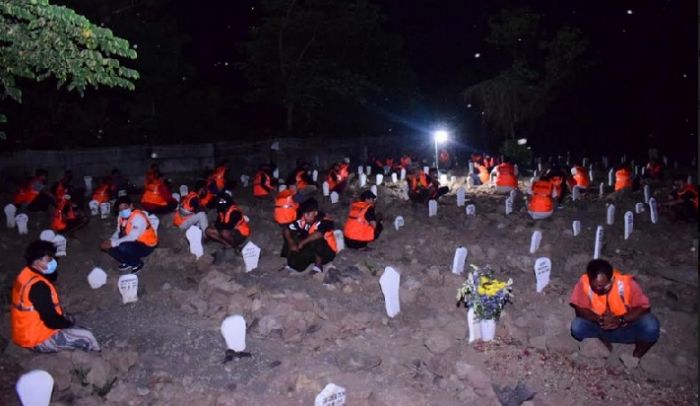 Tengah Malam, 54 Orang Dihukum Doa Bersama di Makam Korban Covid-19 Tengah Malam, 54 Orang Dihukum Doa Bersama di Makam Korban Covid-19