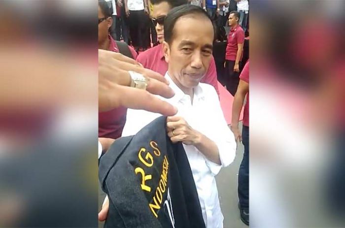 Jokowi Dapat Hadiah Jaket dan Topi dari Pendiri RGS Indonesia