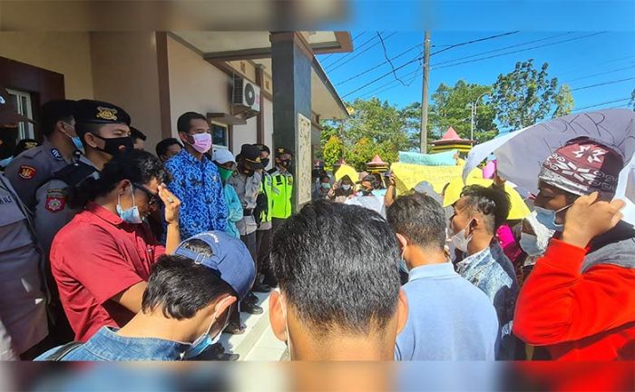 Puluhan Warga Desa Patengteng Demo DPMD, Minta TFPKD Verifikasi Ulang Bacakades Puluhan Warga Desa Patengteng Demo DPMD, Minta TFPKD Verifikasi Ulang Bacakades