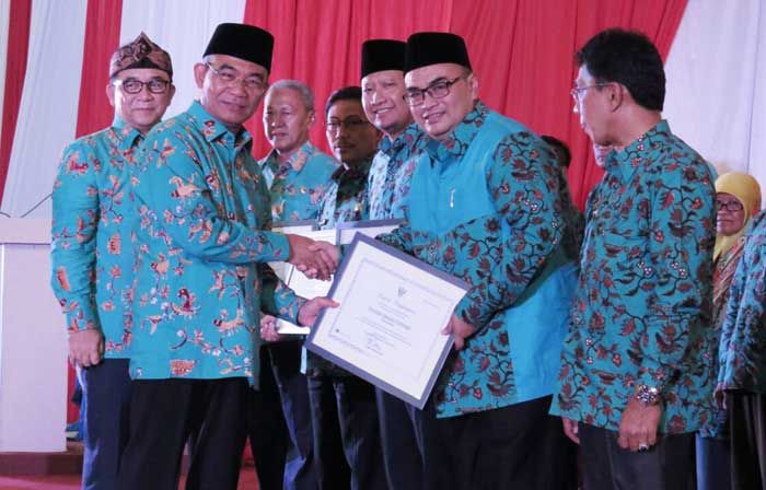 Sukses Turunkan Angka Buta Aksara, Probolinggo Terima Penghargaan Sukses Turunkan Angka Buta Aksara, Probolinggo Terima Penghargaan