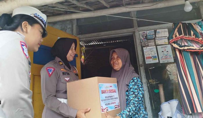 Polwan Jombang Bantu Nenek Sulasmi, Hidup Sebatang Kara Tanpa Akses Bantuan Sosial Polwan Jombang Bantu Nenek Sulasmi, Hidup Sebatang Kara Tanpa Akses Bantuan Sosial